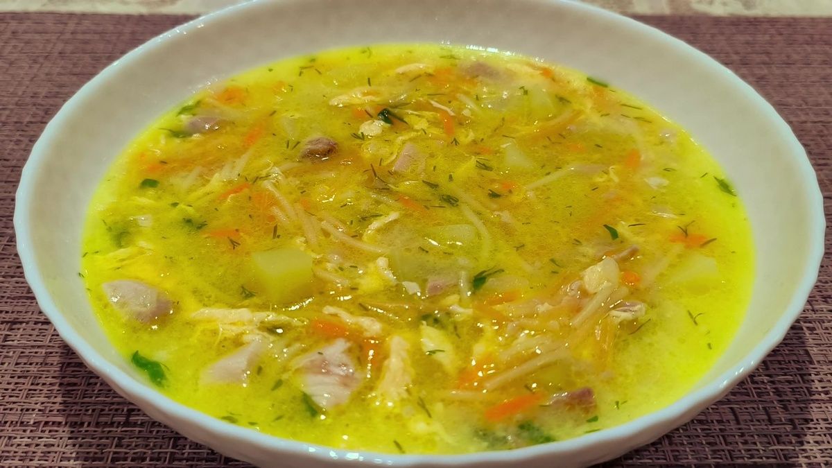 Кудрявый суп: идеальное сочетание куриного бульона, яиц и сыра для уютного ужина