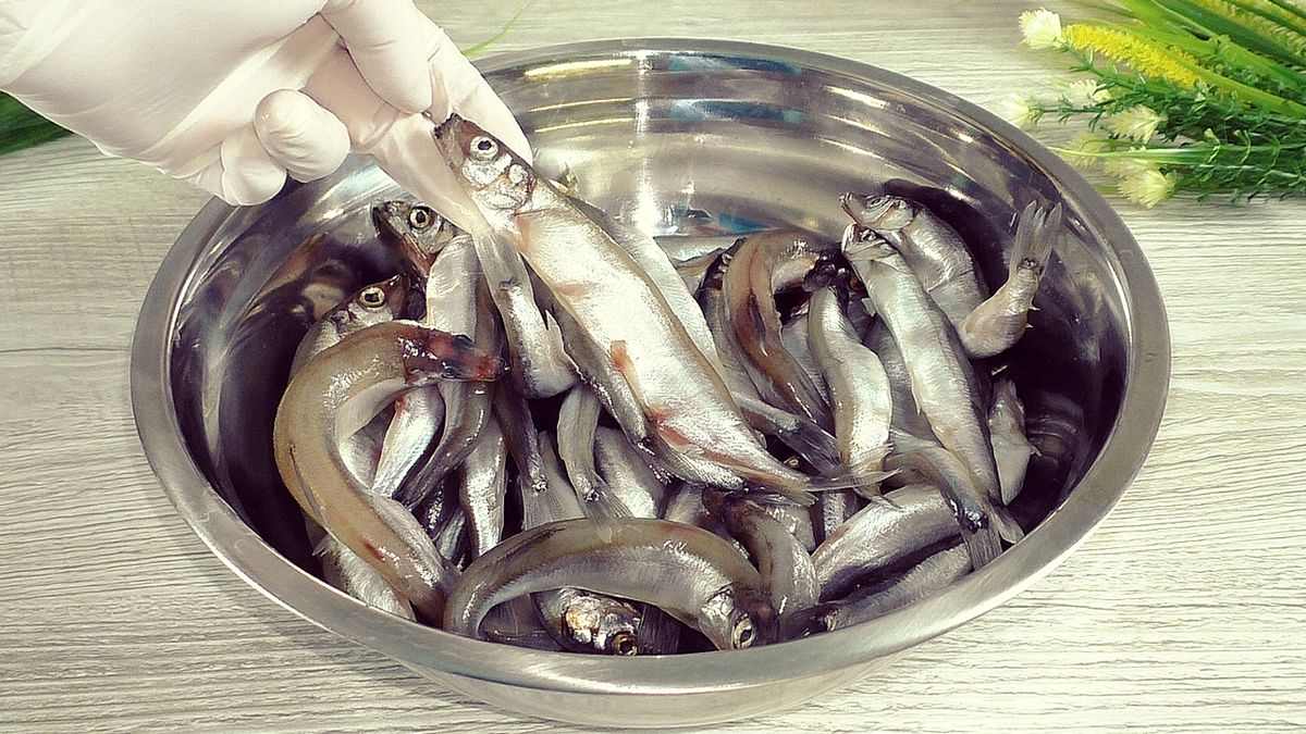 Необычный способ жарки мойвы: легкость и вкус прямо на шпажках