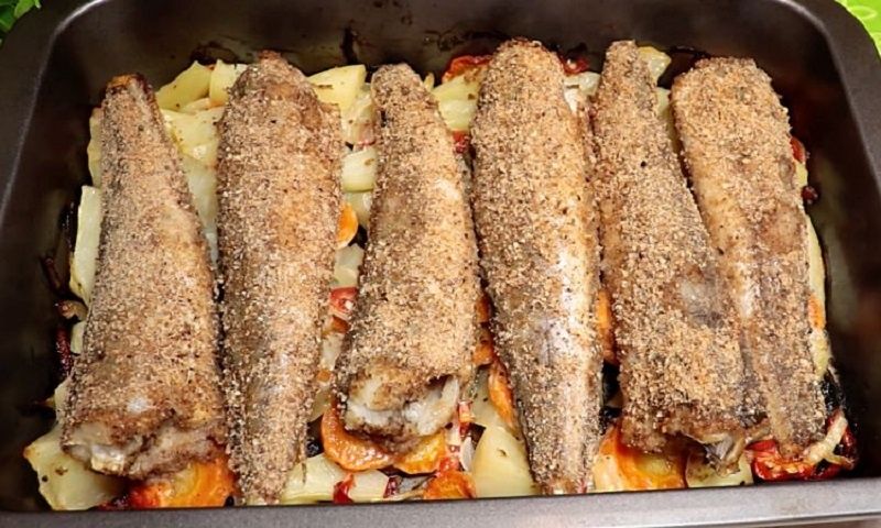Как превратить хека в gourmet: рецепт запеченной рыбы на овощной подушке