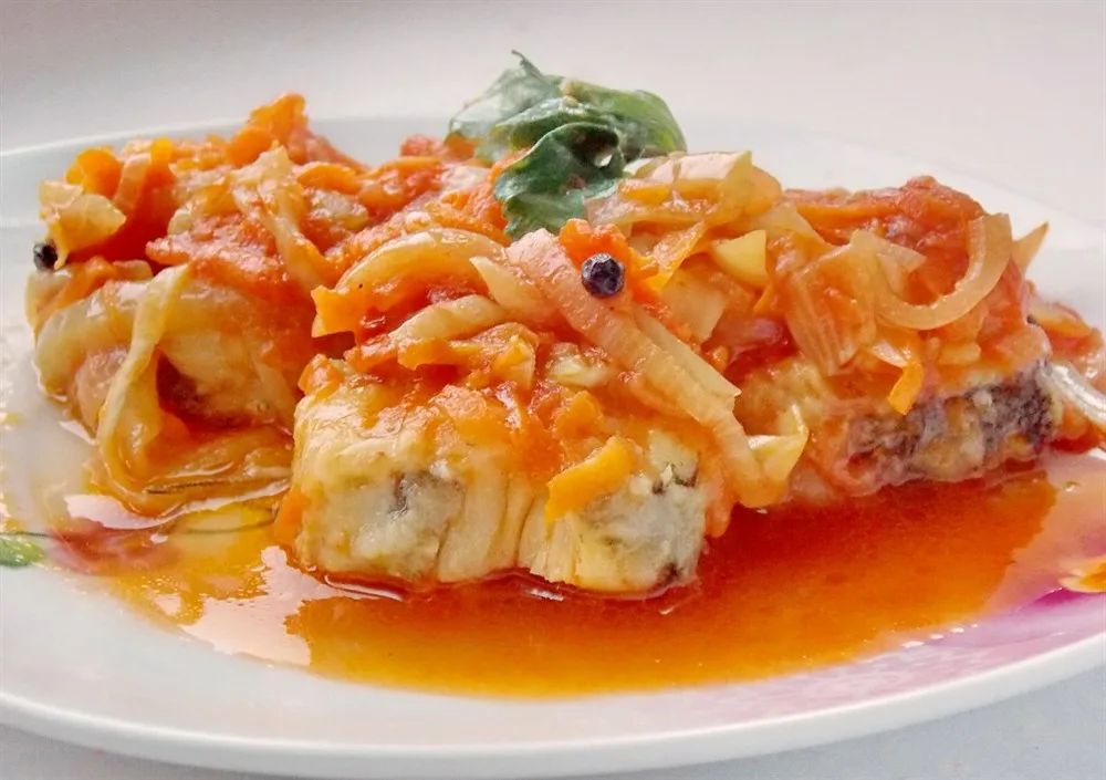 Рыба в духовке под сочным маринадом из моркови и лука: простой рецепт для гурманов
